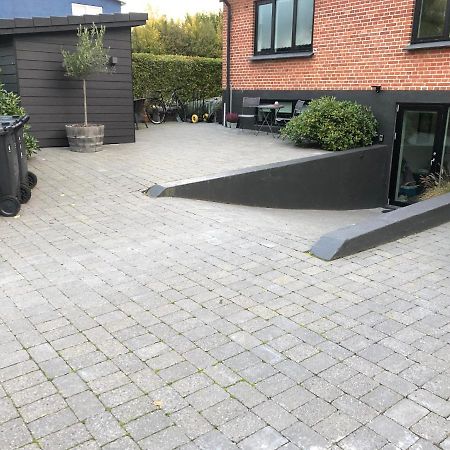 Nyistandsat Hojloftet Kaelderlejlighed Pa 70 M2 I Viborg Centrum, Med Plads Til 4 Personer Luaran gambar