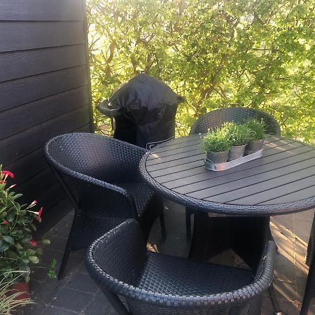 Nyistandsat Hojloftet Kaelderlejlighed Pa 70 M2 I Viborg Centrum, Med Plads Til 4 Personer Luaran gambar