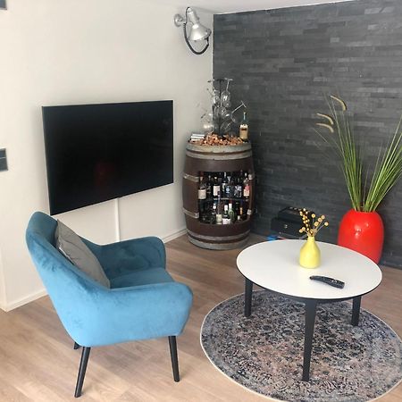 Nyistandsat Hojloftet Kaelderlejlighed Pa 70 M2 I Viborg Centrum, Med Plads Til 4 Personer Luaran gambar
