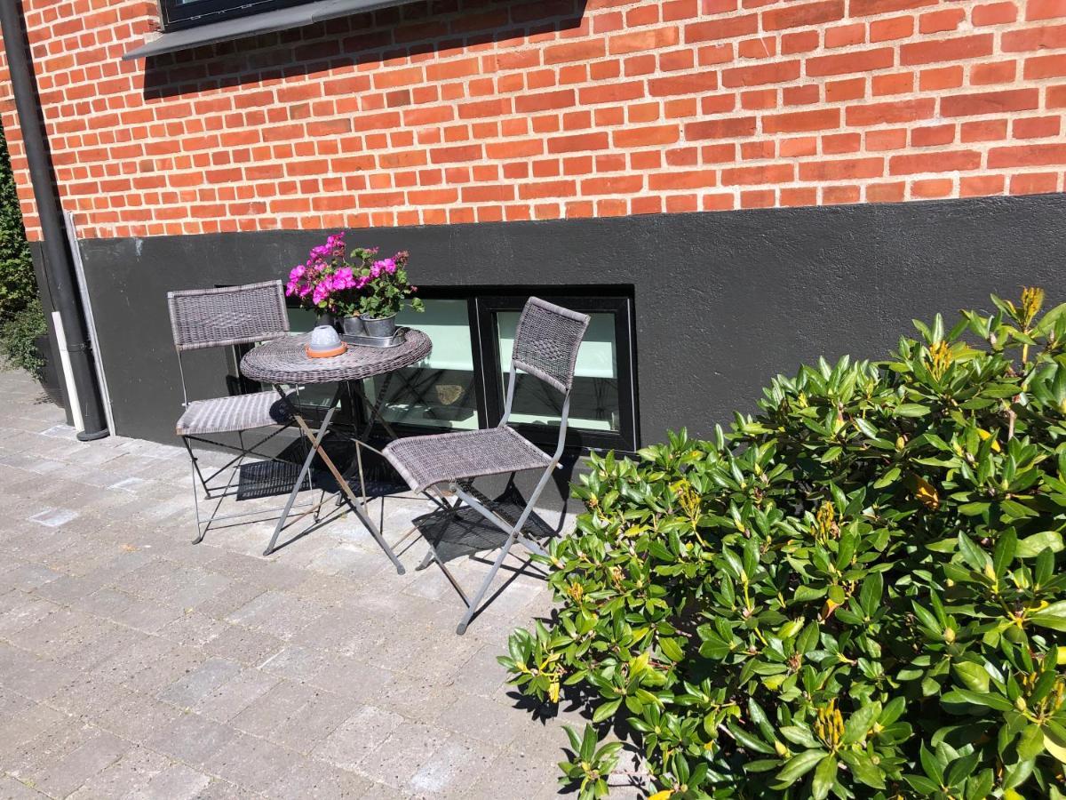 Nyistandsat Hojloftet Kaelderlejlighed Pa 70 M2 I Viborg Centrum, Med Plads Til 4 Personer Luaran gambar