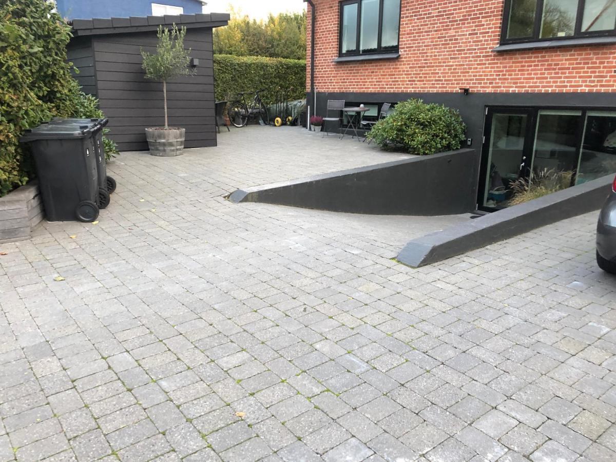 Nyistandsat Hojloftet Kaelderlejlighed Pa 70 M2 I Viborg Centrum, Med Plads Til 4 Personer Luaran gambar