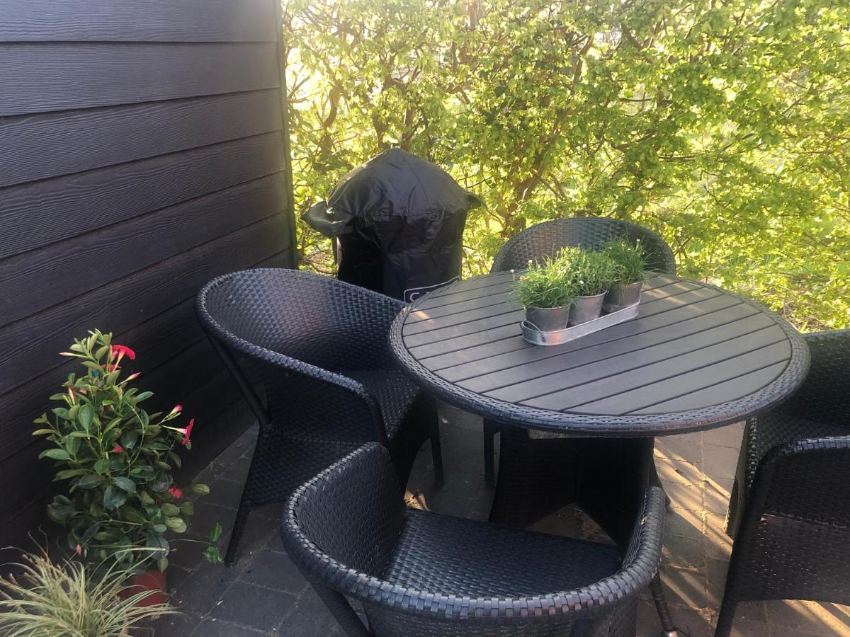 Nyistandsat Hojloftet Kaelderlejlighed Pa 70 M2 I Viborg Centrum, Med Plads Til 4 Personer Luaran gambar