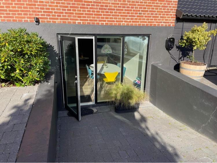 Nyistandsat Hojloftet Kaelderlejlighed Pa 70 M2 I Viborg Centrum, Med Plads Til 4 Personer Luaran gambar